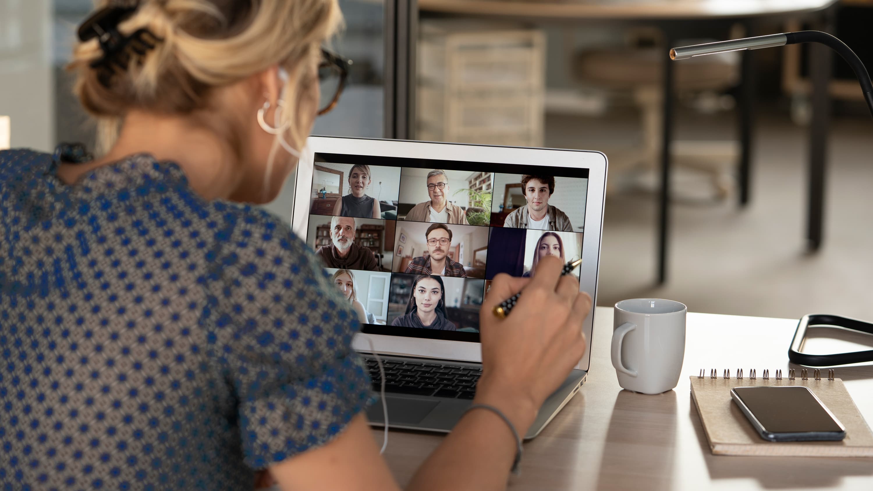 Employee in an online meeting